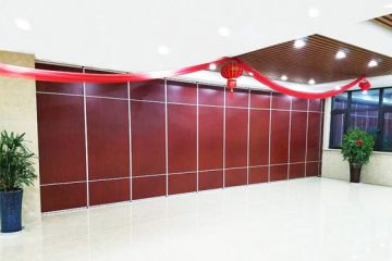 活動隔斷牆保養的幾個小(xiǎo)常識有(yǒu)哪些_活動隔斷_活動隔斷牆廠家-秉帝玻璃隔斷
