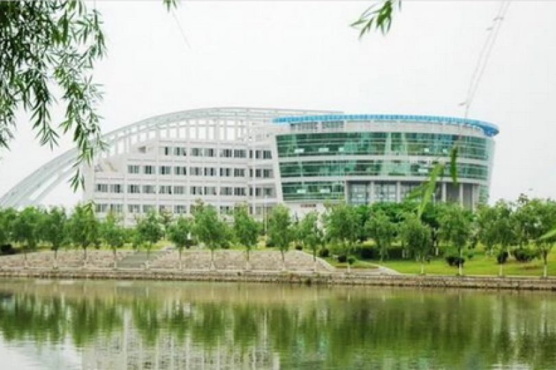 上海海事职业技术學(xué)院—84款双玻百叶隔断+双板隔断